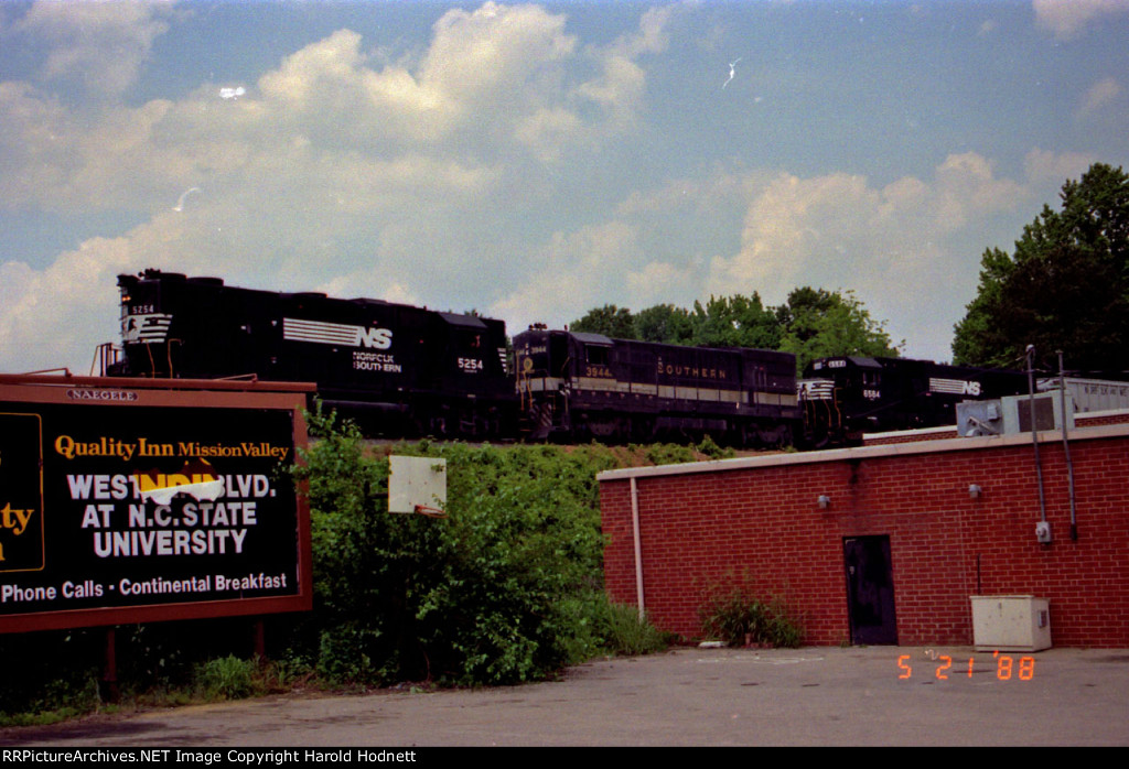 NS 5254 leads a U23B and SD60 southbound with a train approaching Wade Avenue